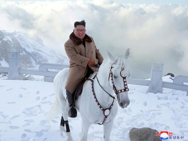 Ảnh ông Kim Jong Un cưỡi bạch mã dạo núi Bạch Đầu đầy tuyết trắng đẹp như phim