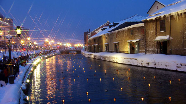 Lễ hội ánh sáng tuyết Otaru (Hokkaido): Hàng trăm ngọn nến nổi trên kênh Otaru vào tháng 2 hằng năm ở Otaru, trong lễ hội ánh sáng tuyết. Trong 10 ngày đèn lồng và tượng tuyết càng mang lại vẻ đẹp cho thành phố Hokkaido.
