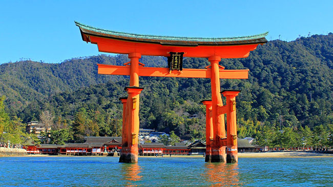 Đền Itsukushima (Hiroshima): Được cho là ranh giới giữa linh hồn và thế giới loài người, màu sơn đỏ của Otorii là để xua đuổi tà ma.

