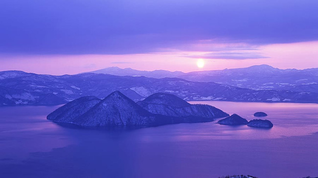 Hồ Toya (Hokkaido): Ngay cả trong mùa đông lạnh lẽo nhất, hồ Toya cũng không bao giờ&nbsp; đóng băng.
