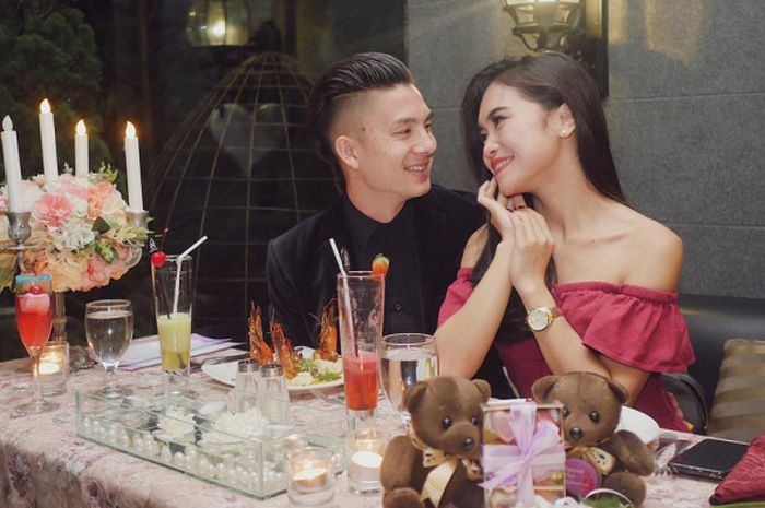 Chuyện tình của chàng cầu thủ điển trai và bạn gái xinh đẹp nhận được sự quan tâm lớn từ người hâm mộ túc cầu tại Indonesia