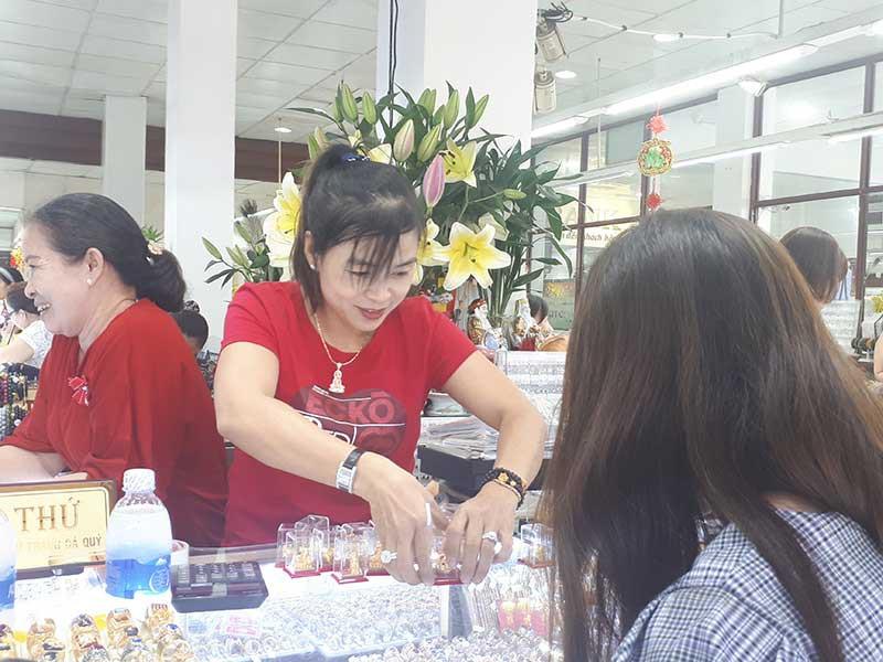Ngân hàng Nhà nước đề nghị bỏ một số giấy phép con về kinh doanh, mua bán vàng. Ảnh: THÙY LINH