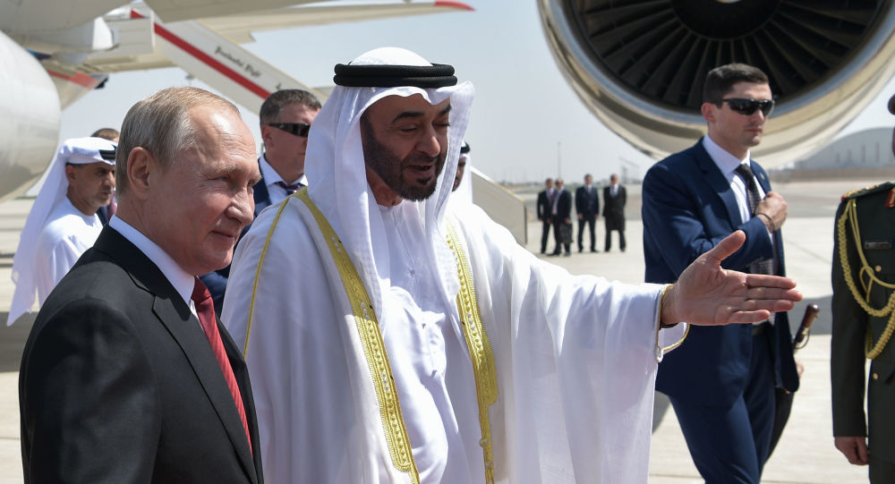 Ông Putin được thái tử UAE&nbsp;Mohammed bin Zayed Al Nahyan đón tiếp tại&nbsp;sân bay.