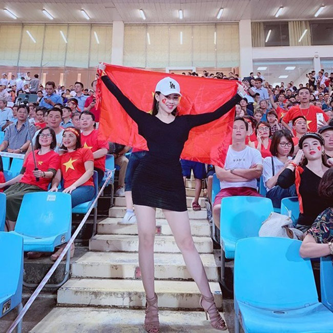 Cô gái được nhắc tới nhiều nhất trên sân vận động cổ vũ tuyển Việt Nam chính là Đinh Ngọc Mai - Á khôi năm 2016 của ĐH Văn Hóa Hà Nội.