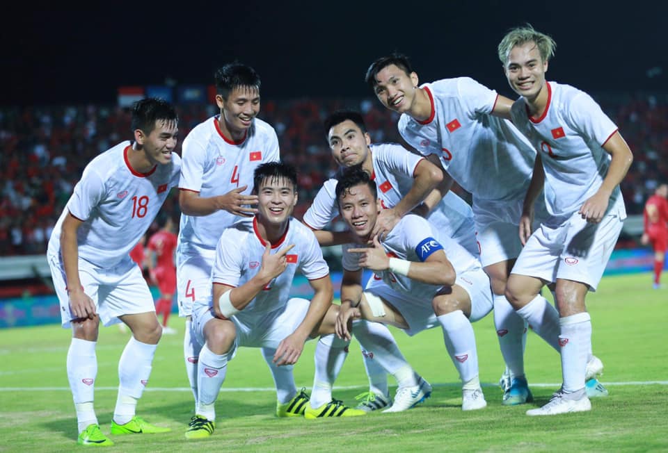 Hình ảnh các cầu thủ tuyển Việt Nam hạnh phúc trên sân khách làm nức lòng người hâm mộ.