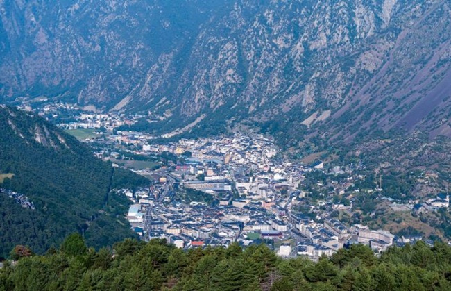 Andorra là một quốc gia nhỏ bé ở châu Âu. Đất nước này chỉ có diện tích 468km2.