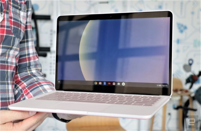 Về phần mềm, Pixelbook Go chạy hệ điều hành Chrome của riêng Google, hứa hẹn sẽ cung cấp trải nghiệm cập nhật liền mạch, tích hợp công cụ bảo vệ chống virus&nbsp;và thời gian khởi động nhanh.