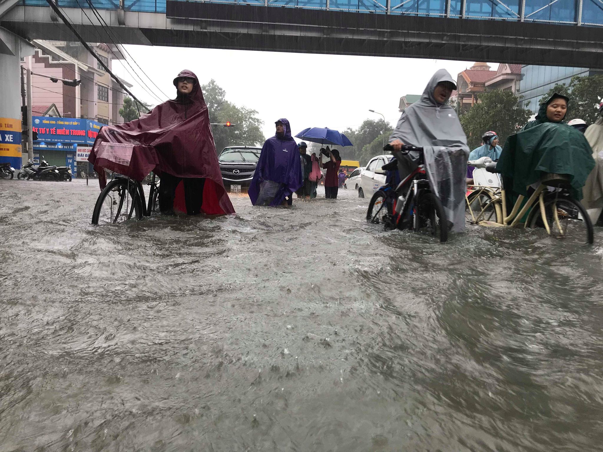 Lượng mưa quá lớn, khiến nhiều tuyến đường trên địa bàn TP Vinh đã bị nhấn chìm, các phương tiện tham gia giao thông vô cùng khó khăn.