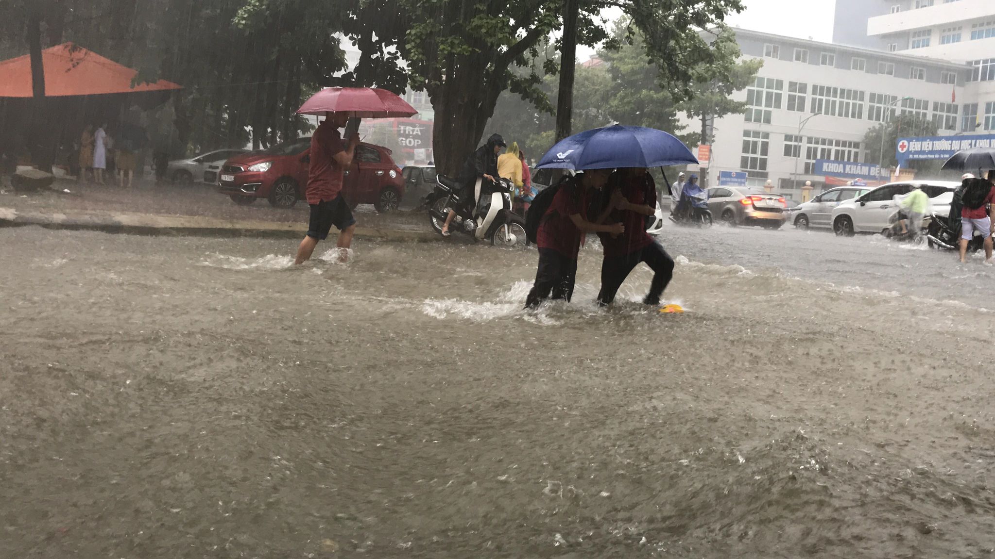 Nhiều nơi nước ngập tràn vào nhà dân, giao thông bị ách tắc.