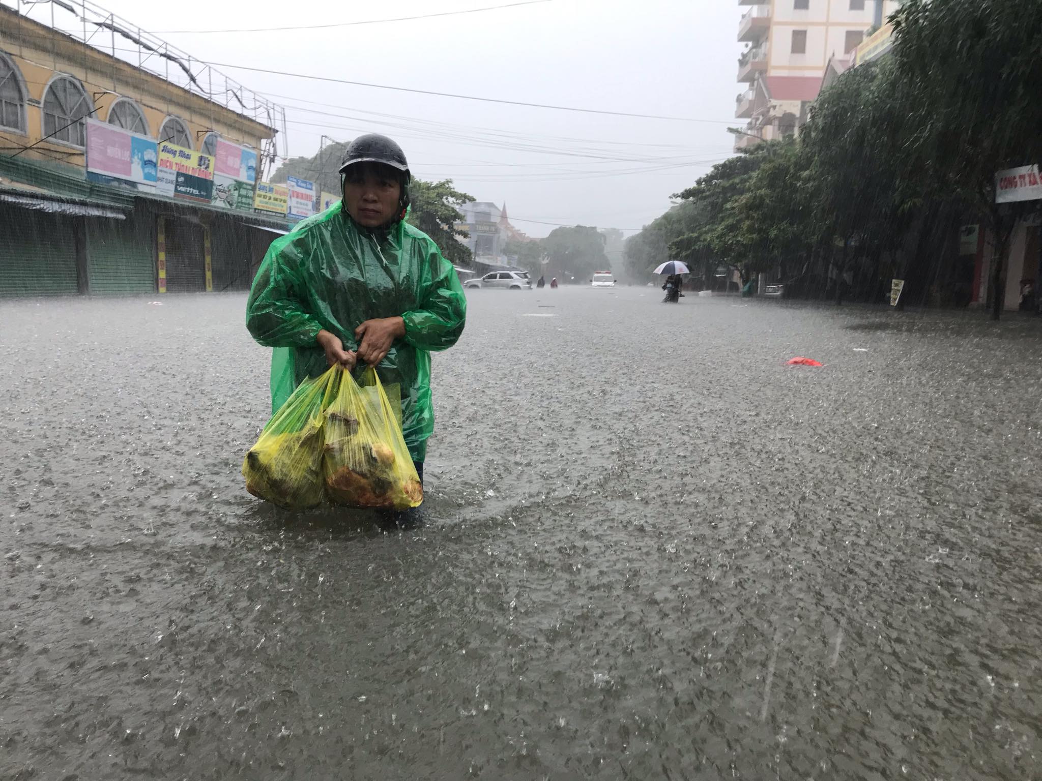 Nhiều người phải lội bộ băng qua dòng nước để về nhà khi xe máy, ô tô không thể di chuyển.