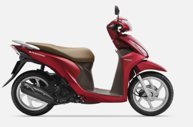 2020 Honda Vision vẫn kế thừa phong cách thiết kế trẻ trung, gọn nhẹ, giá bán dao động từ 30-32 triệu VNĐ tùy theo từng phiên bản. Nhưng hiện nay 2020 Honda Vision vẫn đang đội giá khi về các đại lý.