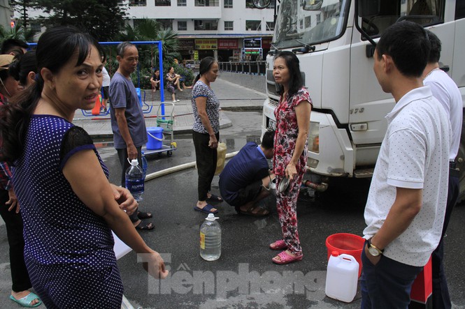 Tuy nhiên, một vài người phát hiện nước có mùi tanh và không trong nên nghi ngờ. Ảnh: Trường Phong