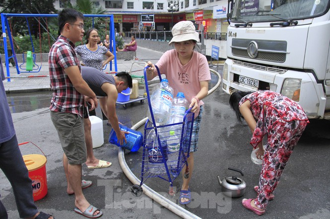 Một số người mang can không ra về. Ảnh: Trường Phong