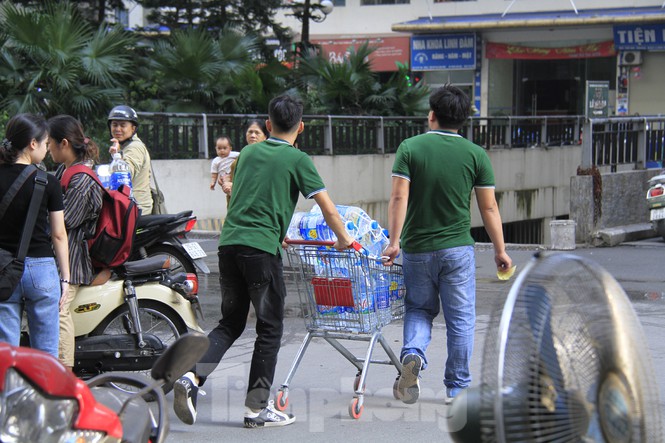 Một số cư dân trong khu HH Linh Đàm chọn mua nước đóng chai để sử dụng cho an toàn. Ảnh: Trường Phong