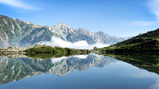 Hồ Happo (Nagano): Được bao quanh bởi đỉnh Hakuba, hồ Happo trên độ cao 2.060 m so với mực nước biển. Nước hồ trong veo phản chiếu những đỉnh núi cao 3.000 m lung linh trên mặt nước.
