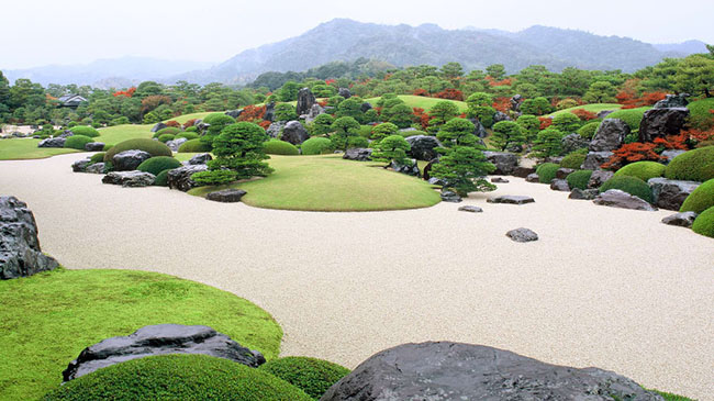 Bảo tàng nghệ thuật Adachi (Shimane): Khu vườn Adachi, một phần của Bảo tàng nghệ thuật Adachi, được cho là một &#34;bức tranh sống của Nhật Bản&#34; và là một trong những khu vườn đẹp nhất ở quốc gia này.
