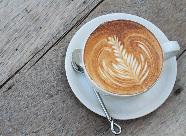 3. Uống cà phê: Nếu bạn đang tìm kiếm một thói quen để thay thế thuốc lá, hãy chọn uống cà phê vì lợi ích của chúng đối với đời sống tình dục. Một nghiên cứu do Trung tâm Khoa học Sức khỏe Đại học Texas công bố cho thấy, những người đàn ông tiêu thụ 85-170 miligam caffeine mỗi ngày giúp giảm nguy cơ mắc rối loạn cương dương xuống 42% so với những người không tiêu thụ. Các nhà nghiên cứu giải thích rằng, caffeine làm cho các cơ ở dương vật thoải mái hơn, cho phép tăng lưu lượng máu và do đó cương cứng hơn.

