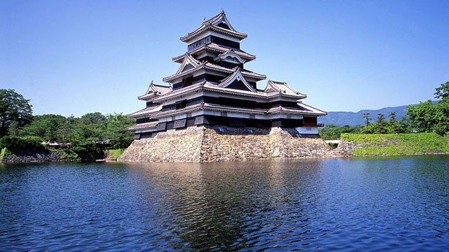 Lâu đài Matsumoto (Nagano): Còn được gọi là "lâu đài quạ" bởi bên ngoài được sơn màu đen, Matsumoto là lâu đài bằng gỗ lâu đời nhất của Nhật Bản, được xây dựng hơn 400 năm trước.
