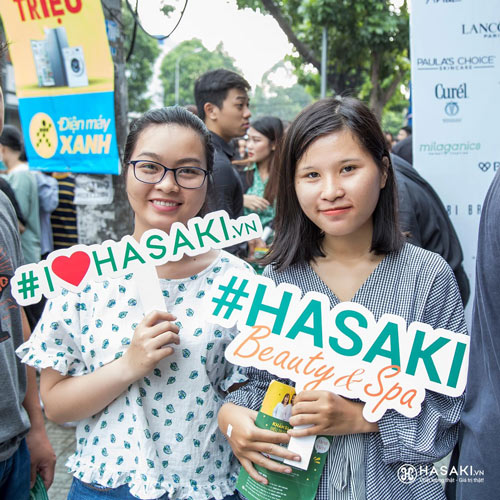 Các bạn trẻ háo hức xếp hàng chờ nhận quà xông đất giá trị hàng triệu đồng.