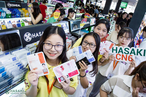 Ngày khai trương, Hasaki mang đến cho khách hàng nhiều ưu đãi giảm giá lớn chưa từng có.