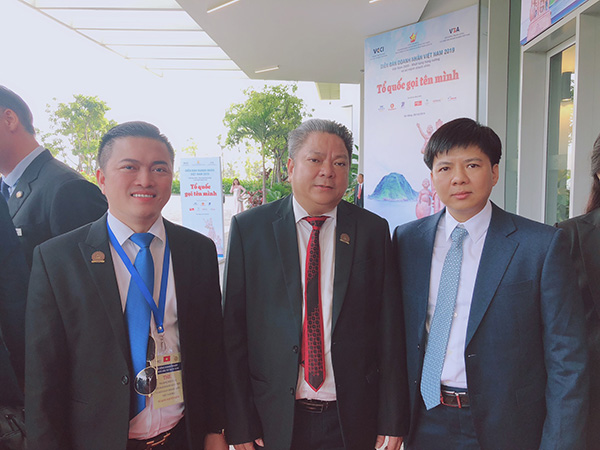 Ông Đỗ Trùng Dương HBC - VCCI (trái) tại sự kiện đặc biệt được tổ chức tại Đà Nẵng với sự tham gia của hơn 1000 doanh nhân và các quan chức lãnh đạo