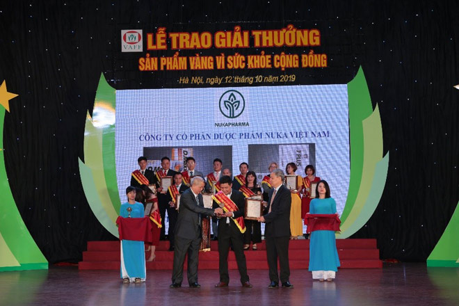 PGS Trần Đáng trao tặng HCV “Sản phẩm vàng vì sức khoẻ cộng đồng” cho nhãn hàng 7plus – Công ty Cổ phần Dược phẩm Nuka Việt Nam.