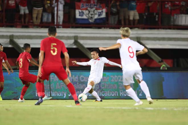 Việt Nam (áo trắng) xuất sắc hạ Indonesia 3-1 trên sân khách