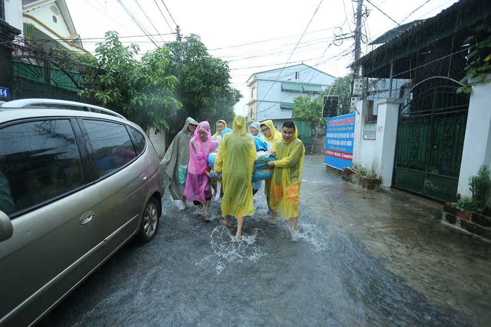 "Một, hai, ba... hò dô ta bê lễ vào nhà gái"