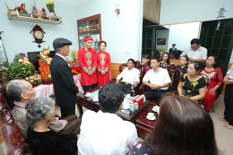 Cuối cùng thì "giờ hoàng đạo" cũng đã đến, đôi trẻ đã được hai bên gia đình chúc phúc, tác thành