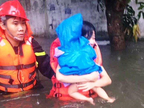 Hai mẹ con được Cảnh sát đưa ra bên ngoài an toàn.