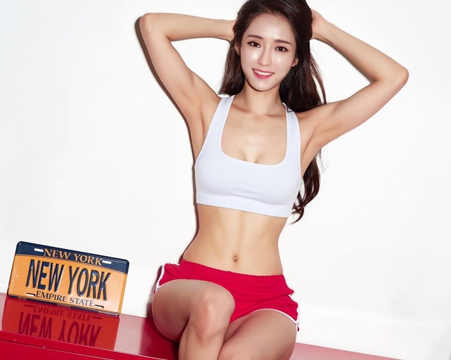 Kang Hyun Kyung là hot gymer nổi tiếng Hàn Quốc với gần 500 nghìn người theo dõi trên Instagram. Thậm chí tài khoản này còn nhận được dấu tích xanh chính chủ.&nbsp;