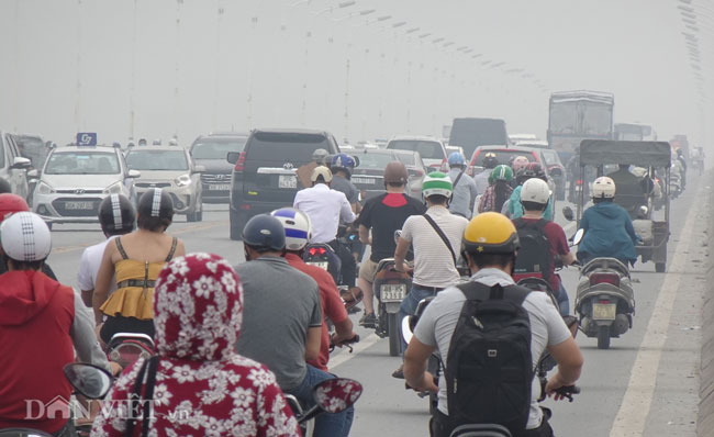 Bụi mù mịt trên một tuyến đường ở Hà Nội. Ảnh Nguyễn Tiến