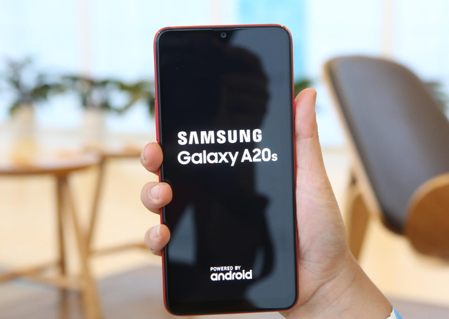 Galaxy A20s có kích thước màn hình 6,5 inch độ phân giải HD+, một mức khá và đáp ứng được nhu cầu ngay cả khi sử dụng ngoài trời.