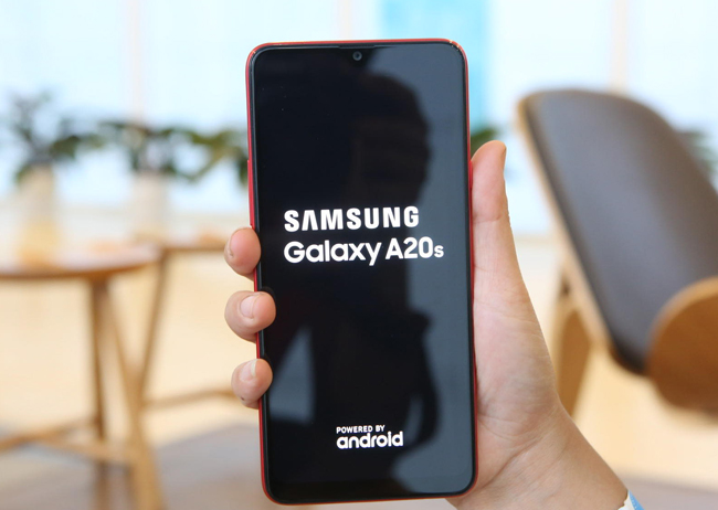 Galaxy A20s có kích thước màn hình 6,5&nbsp;inch&nbsp;độ phân giải HD+, một mức khá và đáp ứng được nhu cầu ngay cả khi sử dụng ngoài trời.