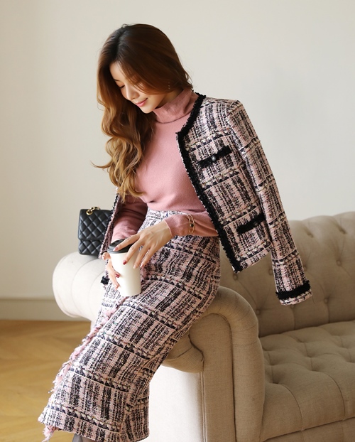 1.Áo cổ lọ và bộ suit vải tweed: Chất liệu tweed mang đến vẻ đẹp cổ điển và trang trọng, mix thêm áo cổ lọ màu sắc nền nã là có ngay set đồ đi làm ấm áp và không bao giờ lỗi mốt.