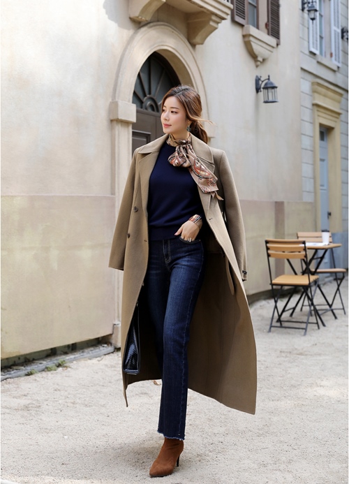 8.Sơ mi điệu, áo len và áo trenchcoat: Áo khoác dáng dài dạng trenchcoat luôn thành công tuyệt đối trong việc cho ra đời những set đồ sang chảnh. Nữ công sở muốn mặc trenchcoat đi làm nên mix cùng áo sơ mi điệu đà, thêm áo len màu trung tính cho gọn gàng và cuối cùng là áo khoác bên ngoài. Với cách mặc này, bạn có thể kết hợp cùng quần jeans, quần công sở hay chân váy đều hợp.