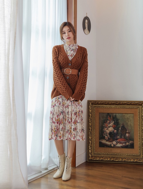 10.Váy liền và cardigan oversize thắt thêm belt: Vẫn biết cardigan dáng ôm, dáng lửng đang thịnh hành nhưng cũng đừng vì vậy mà bỏ qua kiểu cardigan dáng oversize từ mùa đông năm ngoái. Chỉ cần mặc chúng bên ngoài váy liền, thêm chiếc belt thắt là bạn đã có ngay set đồ chỉn chu, mặc đi làm, đi chơi đều rất vừa mắt.