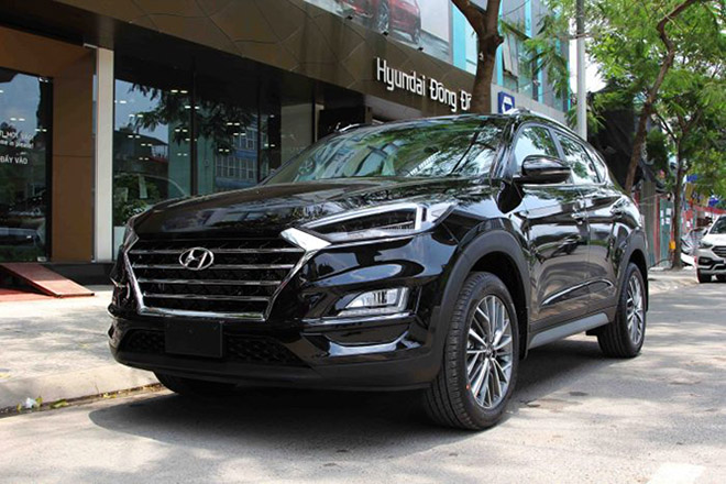 Ngoại hình Hyundai Tucson 2019 máy dầu trang bị mâm đúc 18 inch có họa tiết giống phiên bản 2.0 đặc biệt