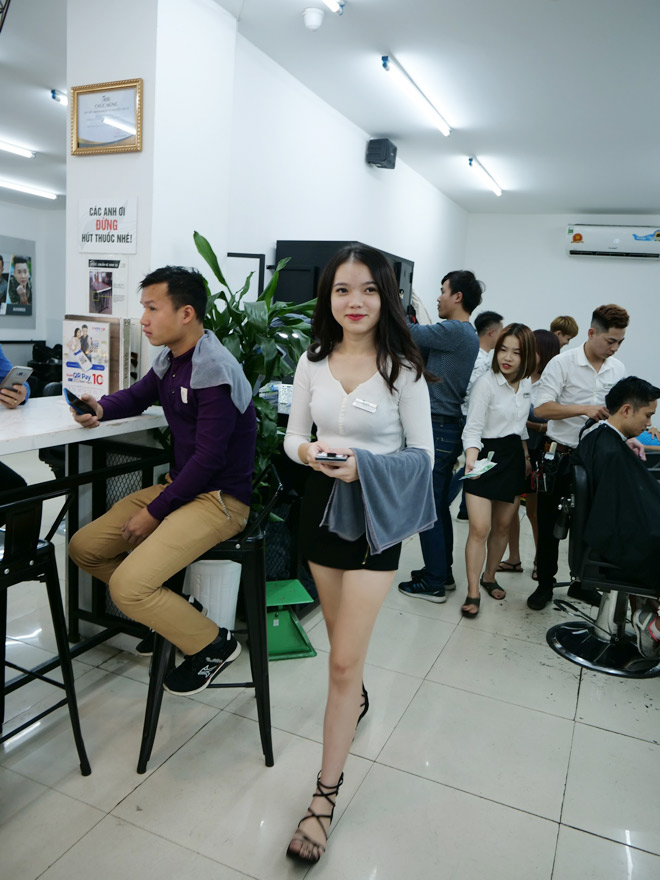 Hà Nội: Dịch vụ cắt tóc, gội đầu, quán ăn được mở lại từ 0h ngày 22/6
