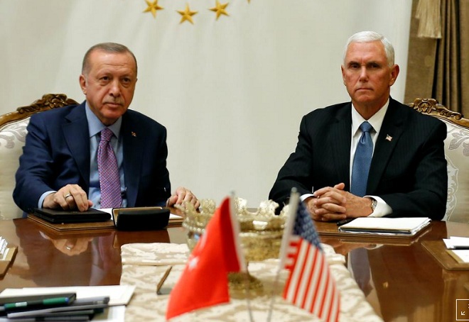 Phó Tổng thống Mỹ Mike Pence (phải) gặp Tổng thống Thổ Nhĩ Kỳ Recep Tayyip Erdogan ở Ankara.