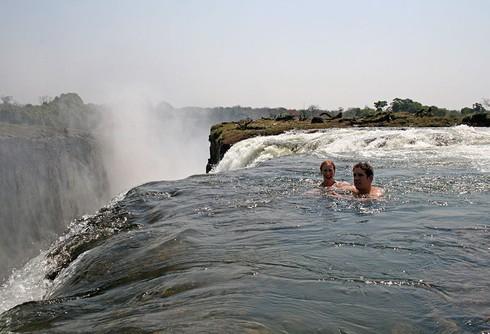 "Ghế Quỷ" - một bể bơi được hình thành tự nhiên tại thác nước.