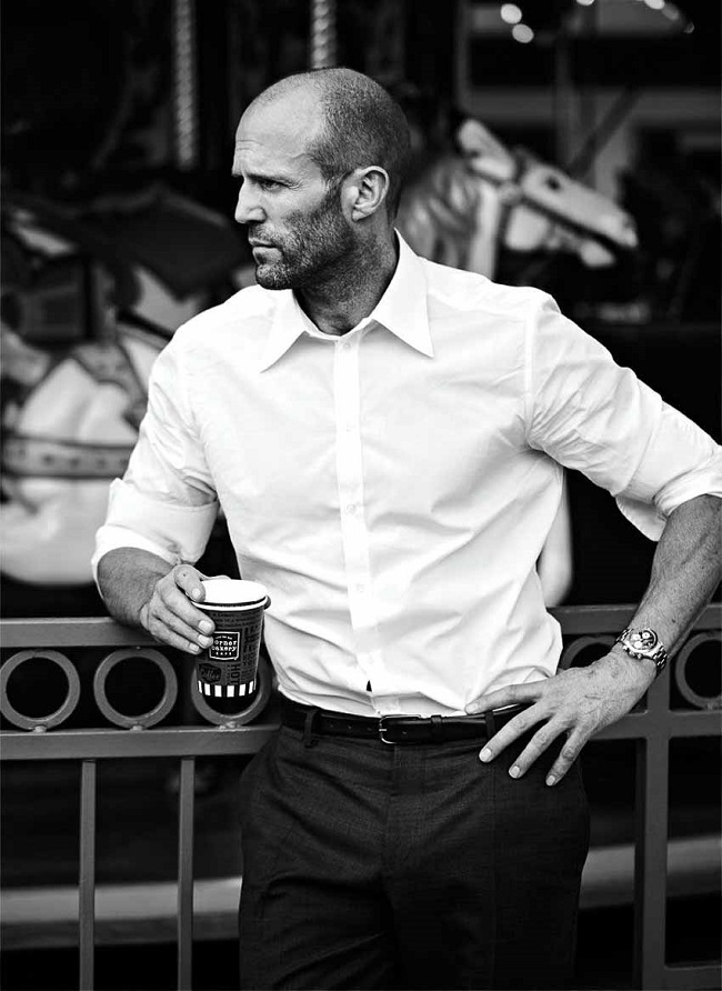 Gia tài điện ảnh ở tuổi 51 của Jason Statham khá đáng nể với hàng loạt những bom tấn đình đám như The Expendables, The Italian Job, Transporter series, Crank, Bank Job, Fast &amp; Furious. Các bộ phim có sự góp mặt của Jason hầu như đều thắng lớn trong phòng vé và thu về tổng cộng tới hơn một tỷ đô la. Và từ đó, cát xê của ngôi sao đình đám cũng không phải là con số nhỏ.&nbsp;Từ cát xê 5000 bảng Anh &#40;khoảng gần 150 triệu đồng&#41; cho phim đầu tay, Jason Statham đã bước lên hàng sao và được trả khoảng 750.000 đô la &#40;khoảng hơn 17 tỉ đồng&#41; trong phim Transporter.