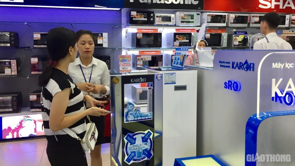 Sau khuyến cáo của UBND thành phố Hà Nội, nhiều người dân đã đổ đến các siêu thị, cửa hàng tiện ích mua máy lọc nước, nước đóng chai về sử dụng.