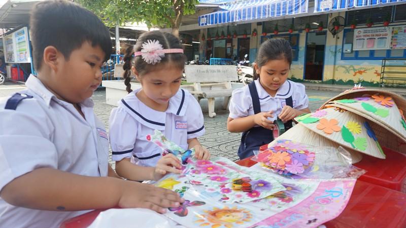 Các em trang trí trên nón lá bằng cách vẽ hoặc cắt dán theo ý tưởng của mình.