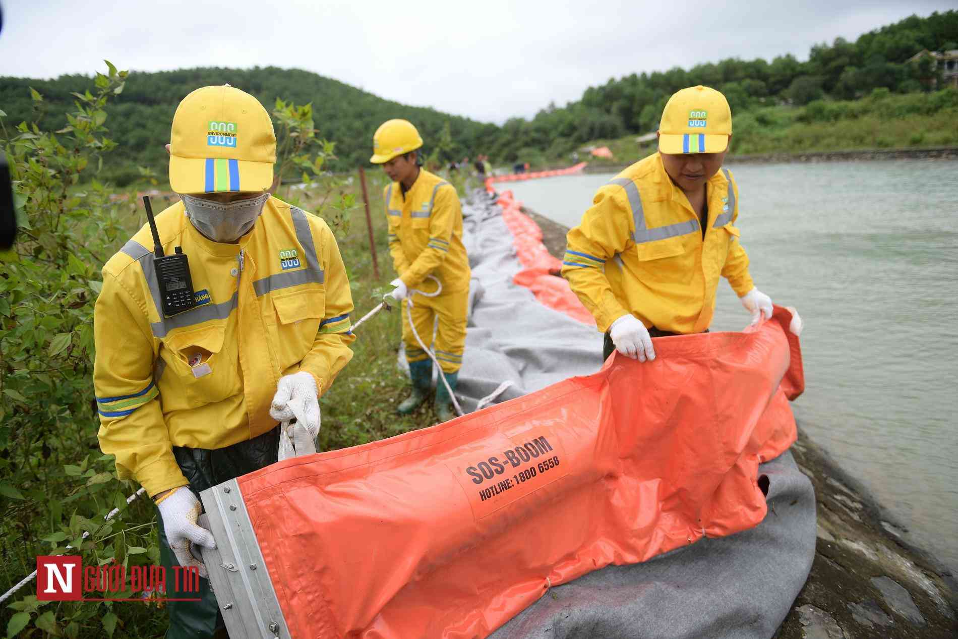 Ông Phạm Thế Tùng - Phó giám đốc Trung tâm Ứng phó sự cố môi trường Việt Nam cho biết: "Các tấm lọc dầu được đặt xuống sẽ giữ lại tất cả các hạt vật chất và dầu, nước đi qua. Công nghệ này sử dụng trong nhiều trường hợp và là phương pháp hiệu quả nhất với trường hợp này".