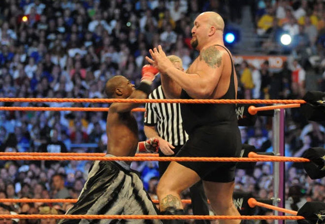 Braun Strowman từng đối đầu với Mayweather vào năm 2004