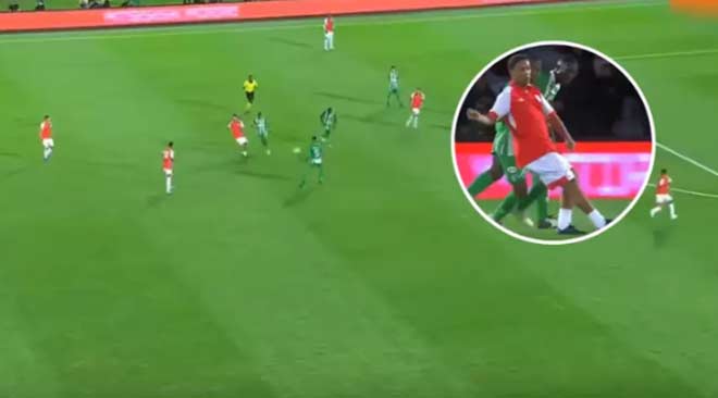 Ronaldinho tái hiện trò "lườm rau gắp thịt" để kiến tạo cho đồng đội