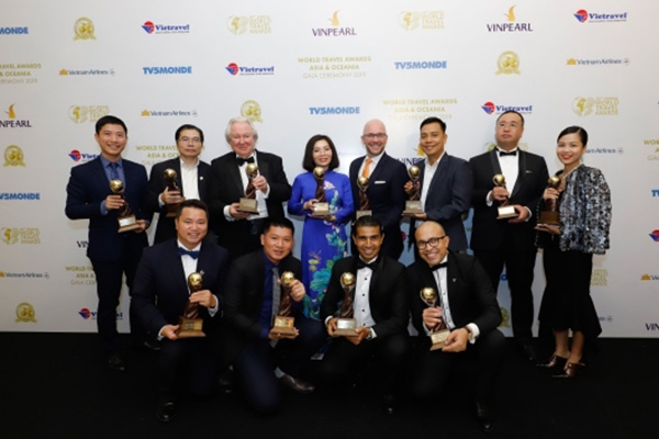 Đại diện các hệ thống khách sạn, khu nghỉ dưỡng của Sun Group nhận giải thưởng