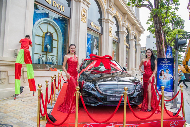 Tuần lễ Trang sức DOJI 2019 có chủ đề Sparkling Color là sự kiện thường niên đầu tiên của Tập đoàn Vàng bạc Đá quý DOJI, sau đó sự kiện sẽ được tổ chức định kỳ hàng năm vào dịp 20/10 với quy mô lớn, khẳng định vị thế dẫn đầu của thương hiệu này trong lĩnh vực vàng bạc đá quý.