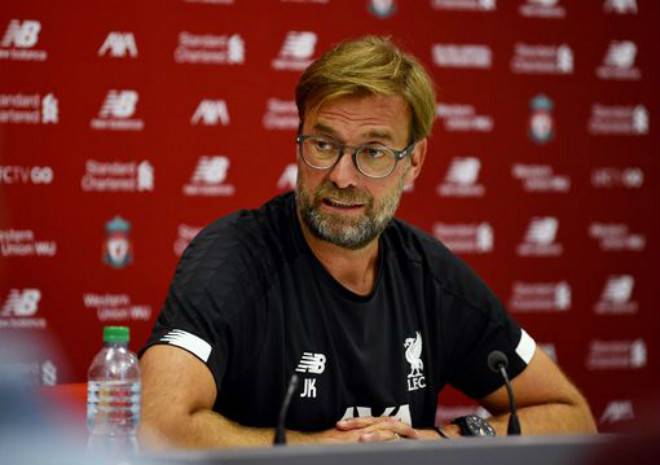 HLV Jurgen Klopp trong buổi họp báo